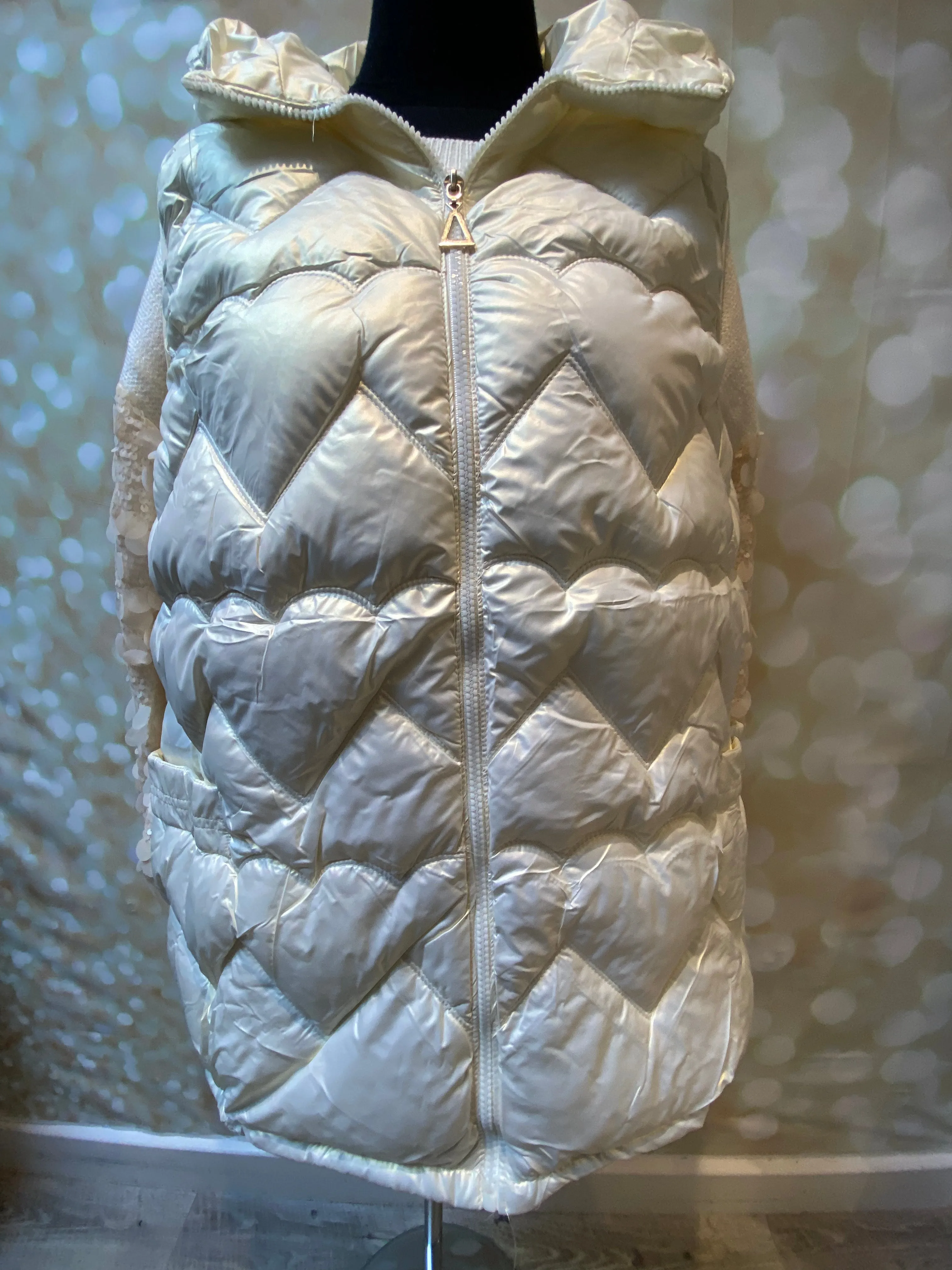 Short quilted metallic gilet