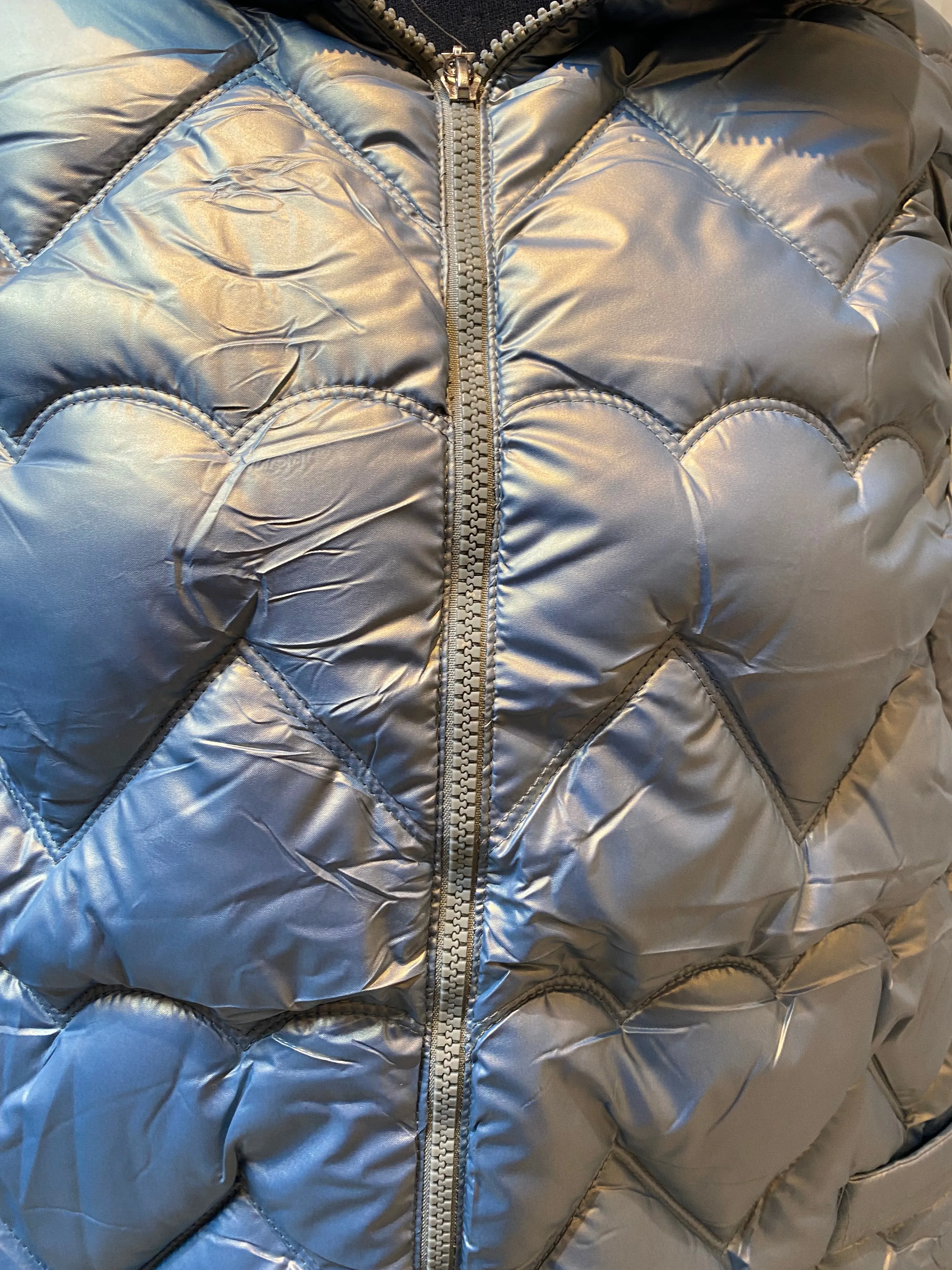 Short quilted metallic gilet